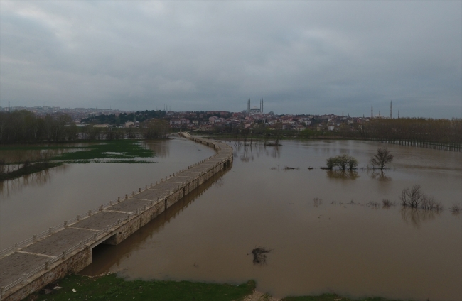 Tunca Nehri'ndeki taşkın Er Meydanı'nı sular altında bıraktı